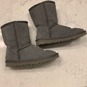UGGs short grey sz 6